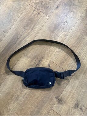 lululemon athletica Everywhere Belt Bag 1L     NWOT Navy